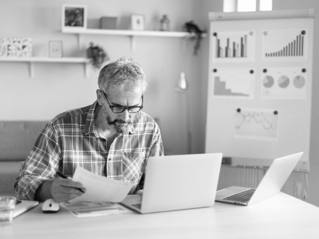 Profesional aplicando estrategia de presupuesto