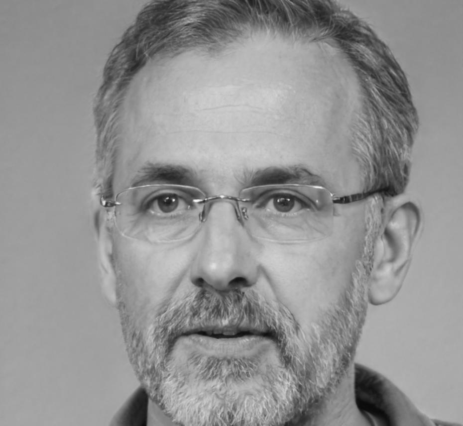 Retrato de Esteban Viramontes, diseñador de currículo financiero