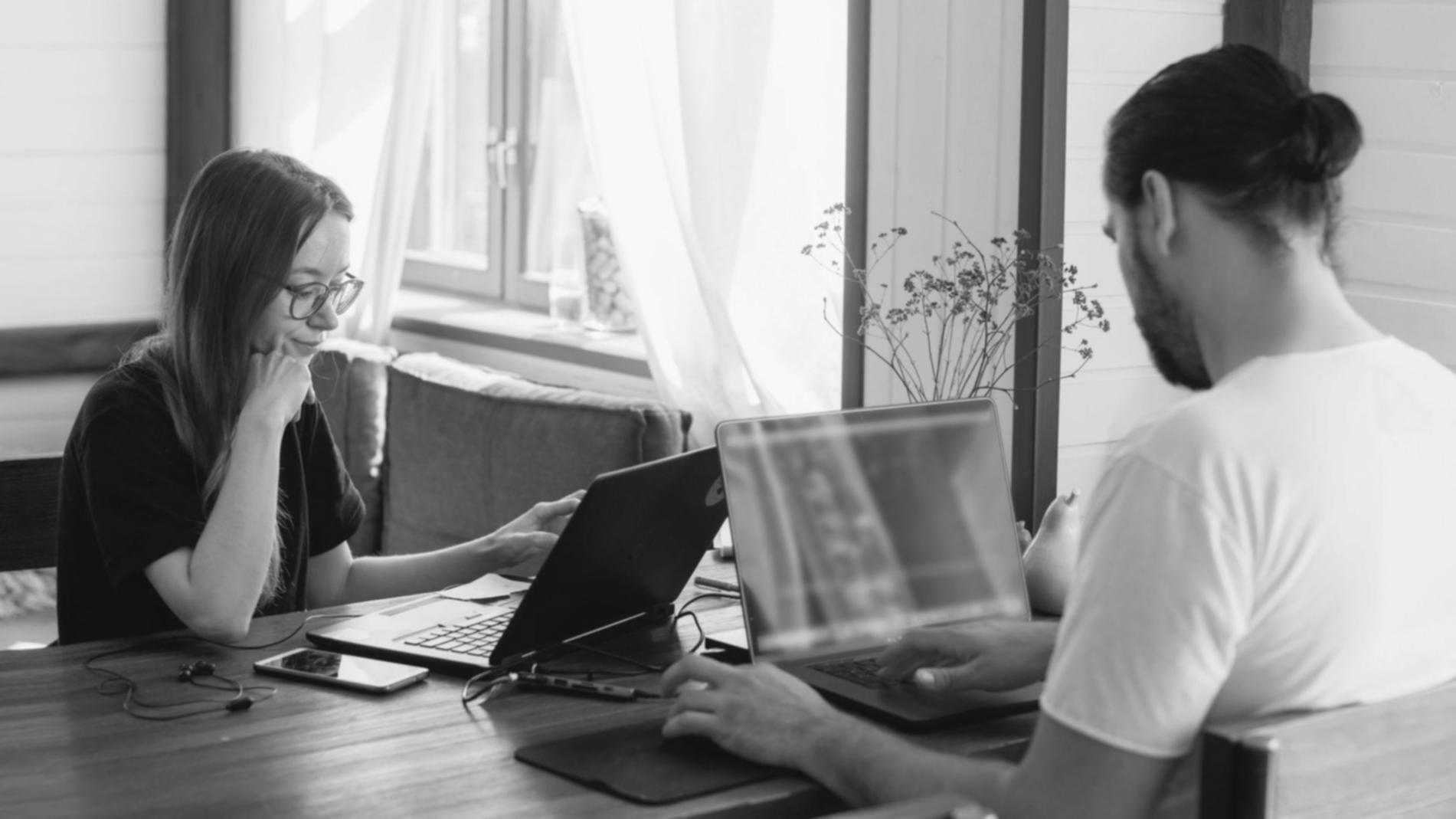 Estudiantes trabajando con herramientas de estrategia presupuestaria en línea